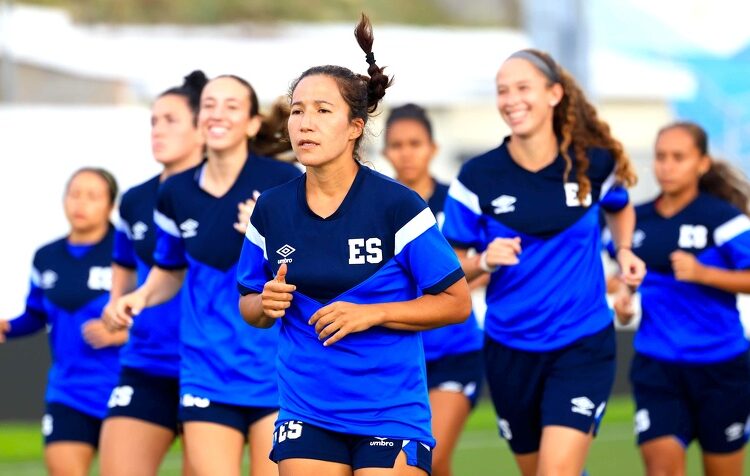 Selecta femenina cumple con su tercer entrenamiento previo al partido contra Perú