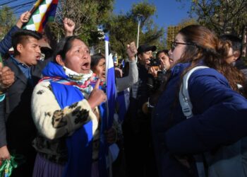 Enfrentamiento entre los seguidores de Evo Morales y Luis Arce mientras partidos debaten suspender primarias en Bolivia