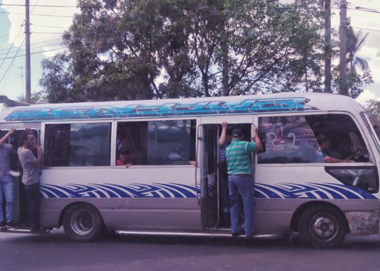 Motorista que causó la caída de una madre y su hija por no cerrar la puerta del microbús, quedará en libertad