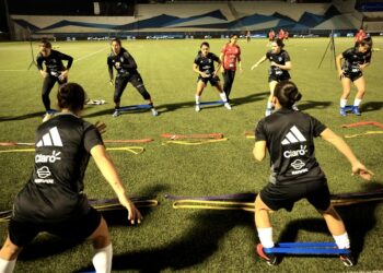 Perú quiere reivindicarse ante El Salvador