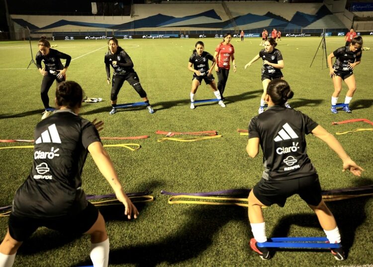 Perú quiere reivindicarse ante El Salvador