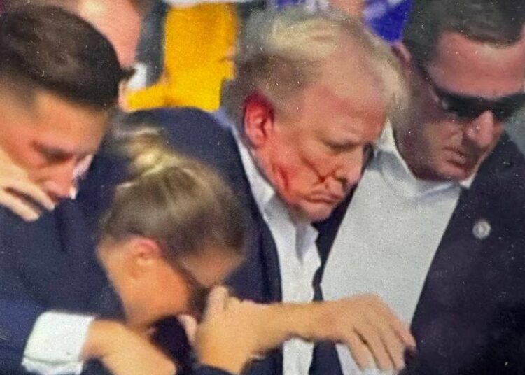 (VIDEOS) Donald Trump resulta herido tras un atentado durante un mitin en Pensilvania