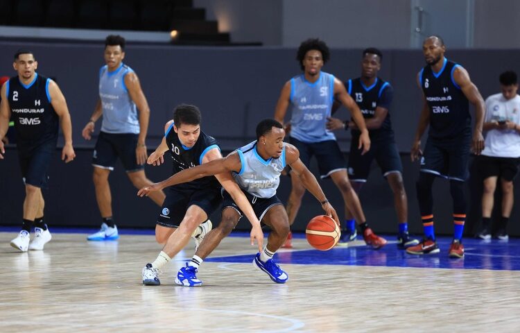 Selecciones de baloncesto sorprendidos en el reconocimiento de cancha