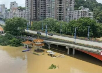 Tormentas siguen azotando China y una ciudad recibe las lluvias de todo un año en un solo día