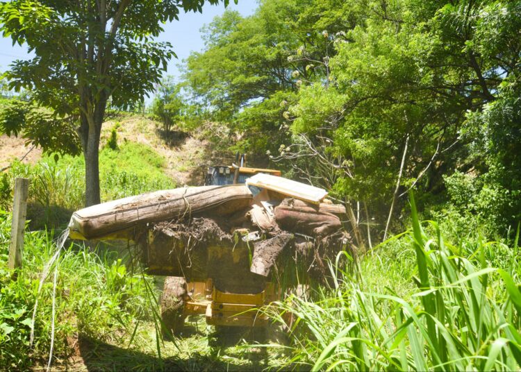 Toneladas de basura sigue siendo retirada de los drenajes en Olocuilta