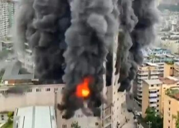 Incendio en centro comercial deja 16 muertos en China