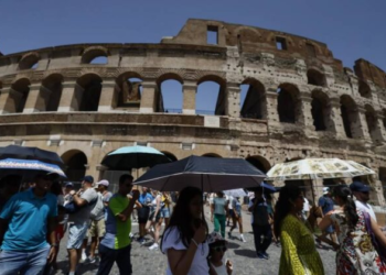 Ola de calor en Europa obliga a cerrar la Acrópolis en Grecia y causa la muerte de dos bomberos en Italia