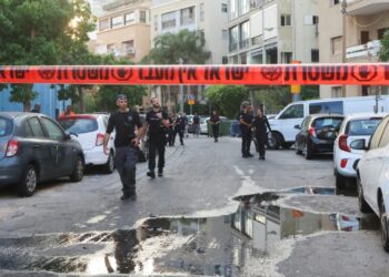 Los rebeldes hutíes de Yemen reivindican ataque con drones que mata a una persona y a una decena en Tel Aviv