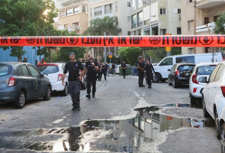 Los rebeldes hutíes de Yemen reivindican ataque con drones que mata a una persona y a una decena en Tel Aviv