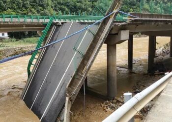 11 muertos y docenas de desaparecidos tras derrumbe de un puente por inundaciones y tormentas en China