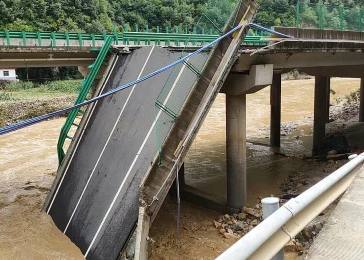 11 muertos y docenas de desaparecidos tras derrumbe de un puente por inundaciones y tormentas en China