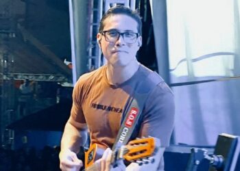 Muere electrocutado el cantautor brasileño Ayres Sasaki al abrazar a un fan mojado