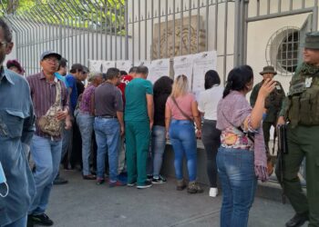Venezolanos votan para elegir entre la continuidad del chavismo o un cambio