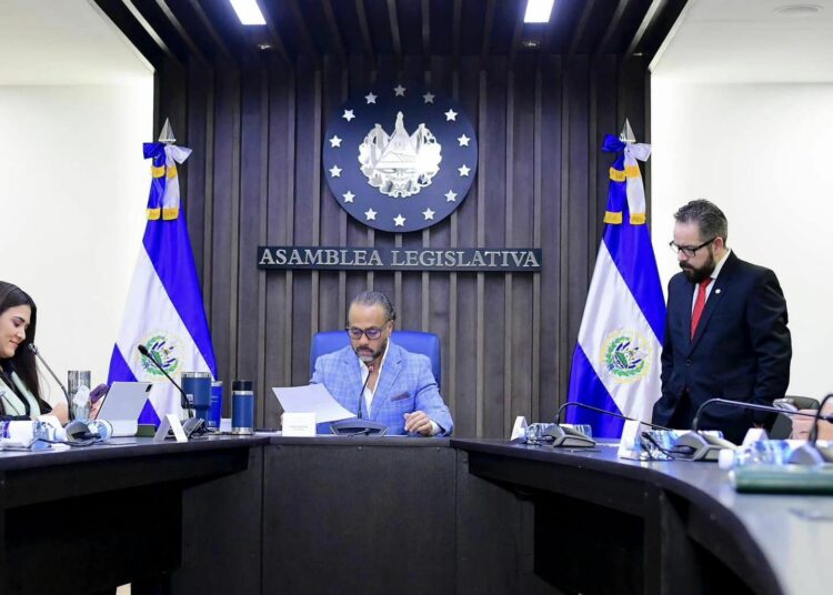 Continúa «desfile» de entrevistas a candidatos a magistrados del TSE