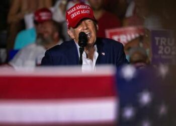 Donald Trump se regocija de caos en torno a Biden durante acto de campaña en la Florida