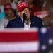 Donald Trump se regocija de caos en torno a Biden durante acto de campaña en la Florida