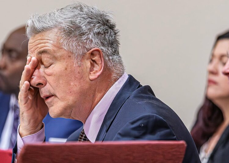 Hallaron municiones reales en dos cartucheras de Alec Baldwin durante el rodaje de “Rust”