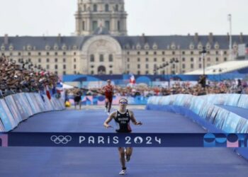 Francesa Beaugrand y británico Yee ganan en triatlón tras temores por el agua del Sena