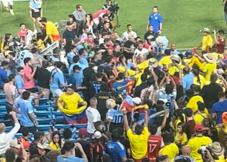 (VIDEOS) Jugadores de Uruguay protagonizaron una pelea y con aficionados de Colombia tras la semifinal de la Copa América