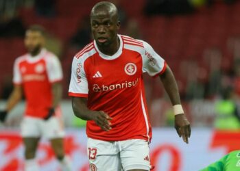 VIDEO: El ecuatoriano Enner Valencia falla un penal y un aficionado lo quiere agredir en Brasil