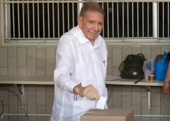 El candidato de la oposición Edmundo González vota en las presidenciales de Venezuela