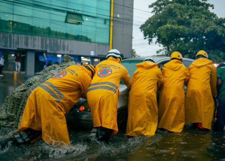 Autoridades de Protección Civil auxiliaron a afectados por lluvias en colonia Médica