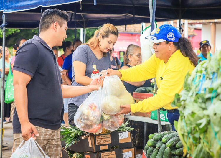 Continúan activos agromercados con precios bajos en verduras y frutas
