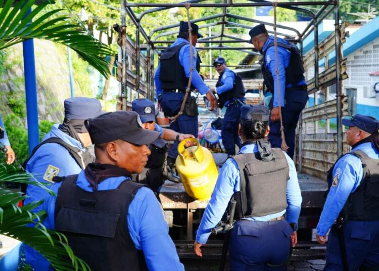 Retiran objetos que vendedores ambulantes utilizan para apartar puestos en las calles de San Salvador