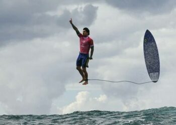El brasileño Gabriel Medina, tres veces campeón mundial de surf, rompió el récord olímpico tras una performance espectacular