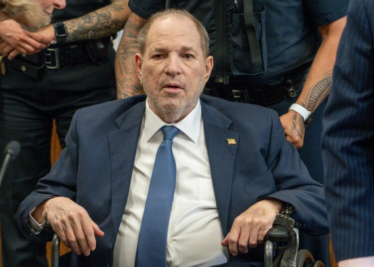 Harvey Weinstein es hospitalizado tras contraer neumonía y COVID-19