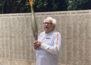 Superviviente del holocausto marcha con la antorcha olímpica en París 2024