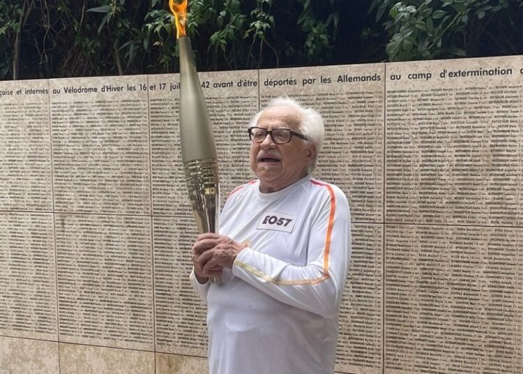 Superviviente del holocausto marcha con la antorcha olímpica en París 2024