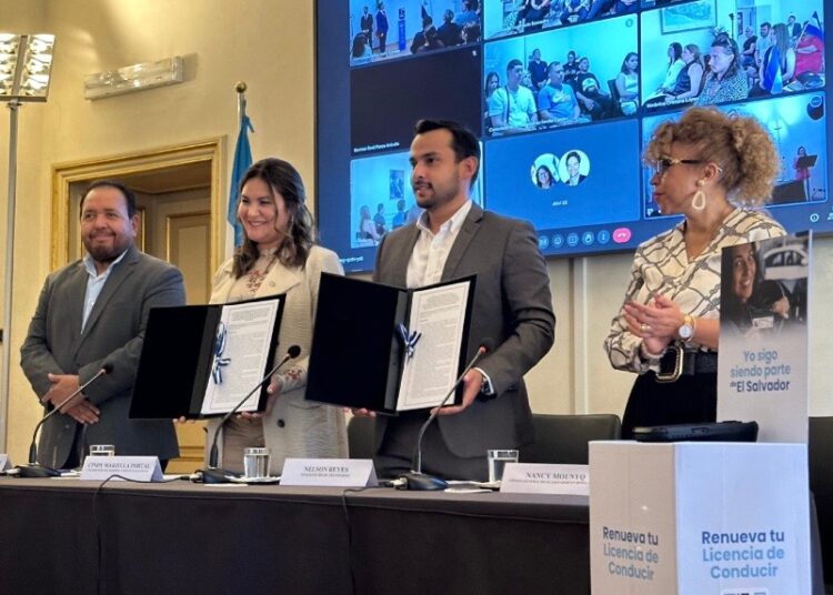 Salvadoreños en el exterior ya pueden tramitar su licencia en línea