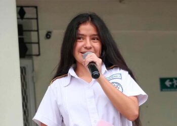 Joven estudiante del EXSAL reaparece en público durante evento del colegio