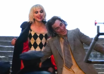 Joaquin Phoenix asegura que Lady Gaga se sorprendió tanto que escupió café cuando le oyó cantar por primera vez