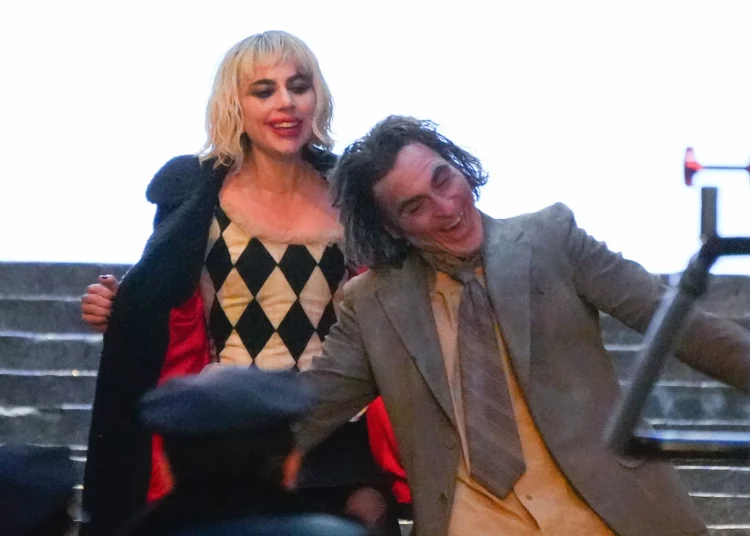Joaquin Phoenix asegura que Lady Gaga se sorprendió tanto que escupió café cuando le oyó cantar por primera vez