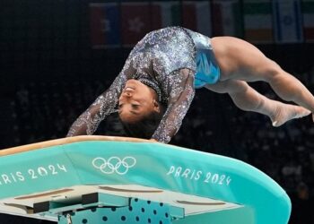 Simone Biles asombra y emociona en su regreso a los Juegos
