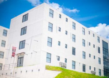 Gobierno entrega nuevos edificios a la UES