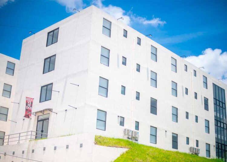 Gobierno entrega nuevos edificios a la UES
