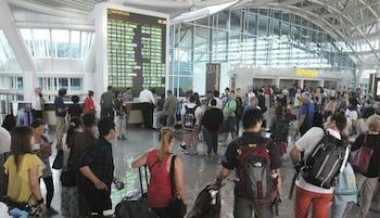 Una joven inventa una excusa para no trabajar y se topa con su jefe en el aeropuerto