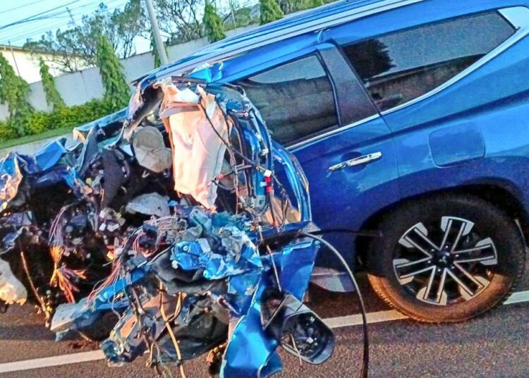 Conductor resulta lesionado en grave accidente de tránsito en carretera al Puerto de La Libertad