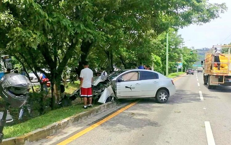 Muere una adolescente al ser arrollada por un vehículo que se salió de la carretera al explotarse una llanta