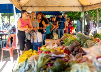 Salvadoreños acuden desde temprano los Agromercados habilitados por el gobierno