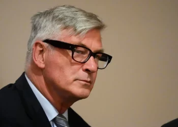 El juicio por homicidio involuntario contra Alec Baldwin inicia con la elección del jurado