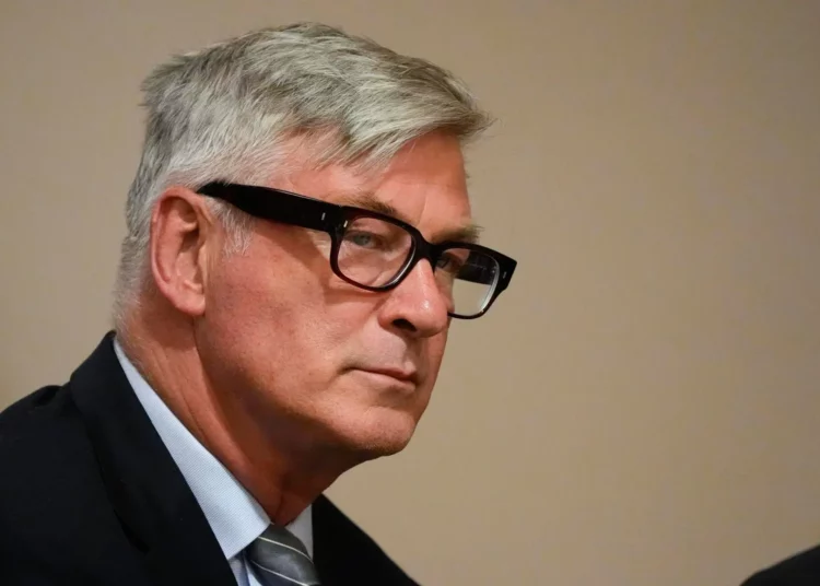 El juicio por homicidio involuntario contra Alec Baldwin inicia con la elección del jurado