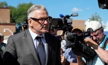 Alec Baldwin es acusado de incumplir normas sobre armas en juicio de «Rust»