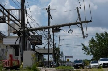 Unos 500.000 clientes en Houston seguirán sin electricidad hasta próxima semana tras paso de Beryl
