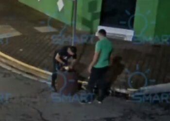 VIDEO | Graban a empleados de un restaurante en Santa Tecla tirando basura en un tragante