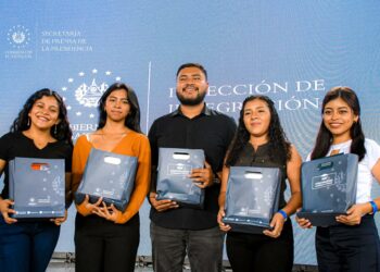 Dirección de Integración entrega 2,000 becas de estudios superiores a jóvenes de distintos puntos del país