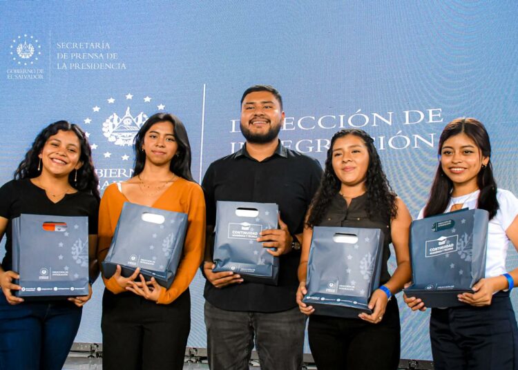 Dirección de Integración entrega 2,000 becas de estudios superiores a jóvenes de distintos puntos del país
